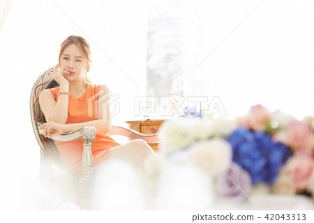 Woman dress up 42043313