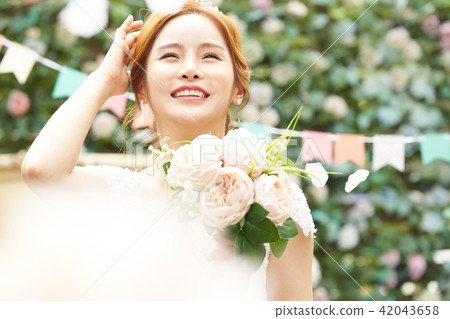 Female bridal image 42043658