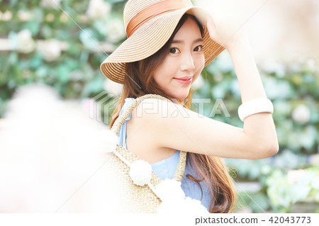 Woman relax 42043773