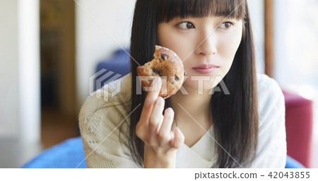 放鬆在咖啡館的婦女 放鬆在咖啡館的婦女 42043855