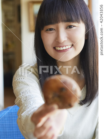 放鬆在咖啡館的婦女 放鬆在咖啡館的婦女 42043856
