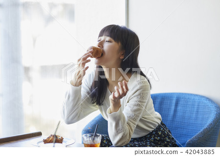 A woman relaxing at a cafe 42043885