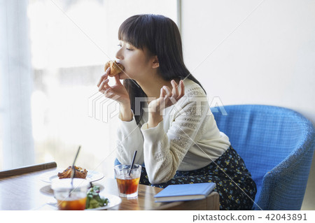 A woman relaxing at a cafe 42043891