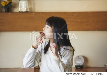A woman relaxing at a cafe A woman relaxing at a cafe 42043960