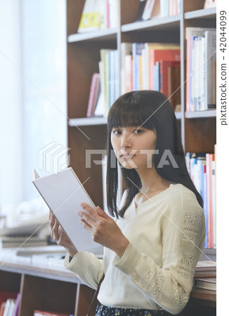 A woman in a book store 42044099