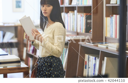 A woman in a book store 42044110