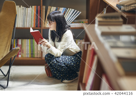 A woman in a book store 42044116