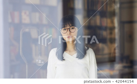 Female portrait in a book store 42044154