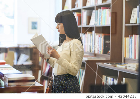 A woman in a book store 42044215