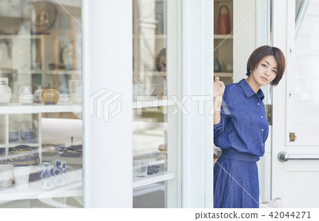 shopping woman 42044271