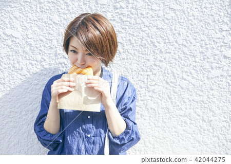 A woman who walks eaten 42044275