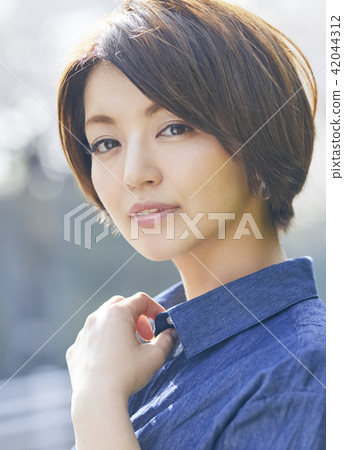 一個女人走路 42044312
