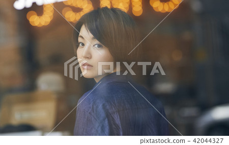 唱片店女性肖像 唱片店女性肖像 42044327