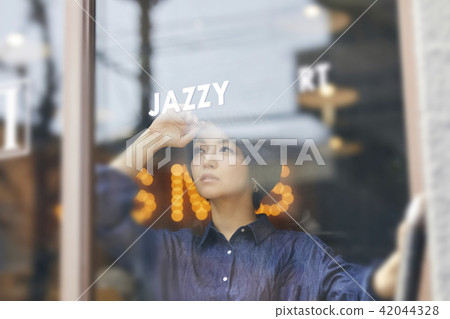 唱片店女性肖像 唱片店女性肖像 42044328