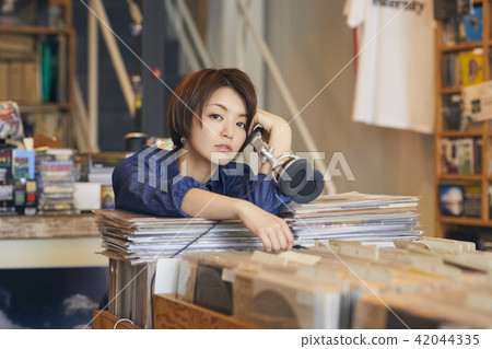 唱片店女性肖像 唱片店女性肖像 42044335