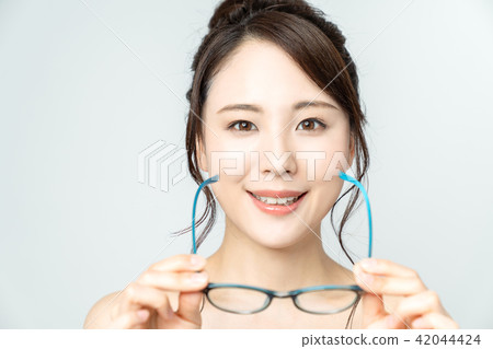 A woman who removes glasses 42044424