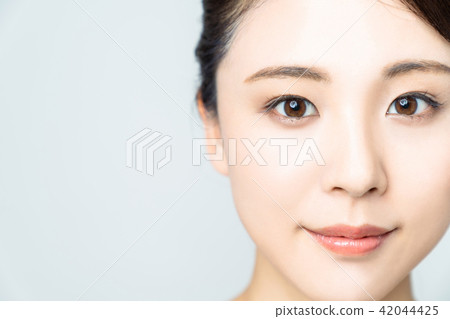 Women's eyes Women's eyes 42044425