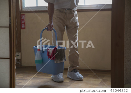 Senior in cleaning industry 42044832