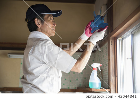 Senior in cleaning industry 42044841