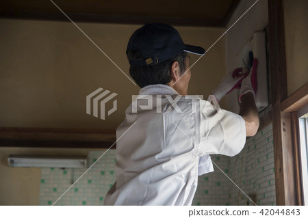 Senior in cleaning industry 42044843