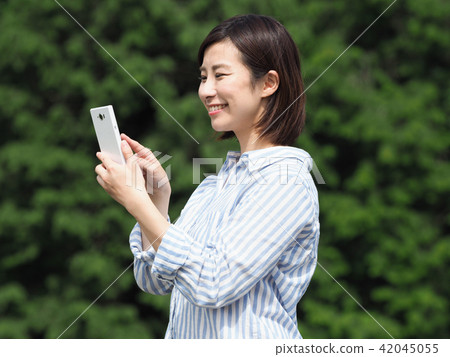 有智慧型手機的女人 42045055