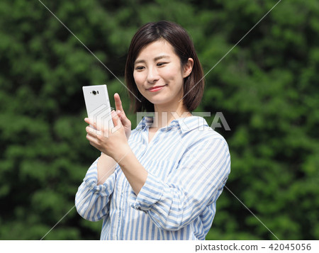 有智慧型手機的女人 42045056