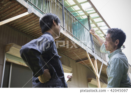 Owners and contractors Owners and contractors 42045097