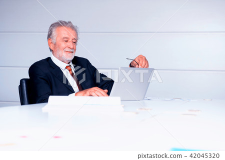 senior businessman working on computer 42045320