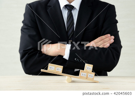 収支バランスを考えるビジネスマン 収支バランスを考えるビジネスマン 42045603