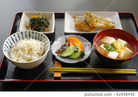 用餐的日本餐桌 用餐的日本餐桌 42048430