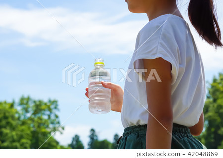 喝一個瓶水的女孩在公園 42048869