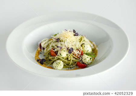Spaghetti with basil and mozzarella cheese 42052329