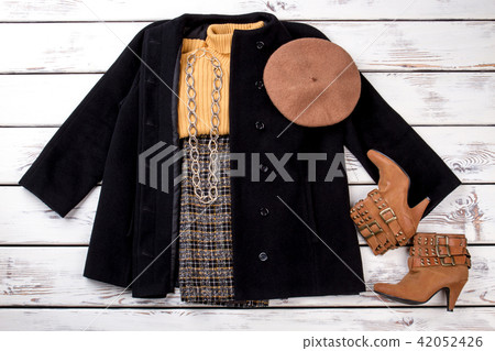 Trendy winter women outfit with hat and footwear. 42052426