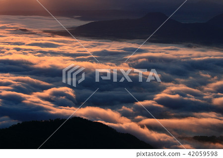 Morning of the sea of clouds (Hokkaido Tsunade Pass) 42059598