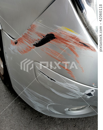 Dangerous car accident 42060118