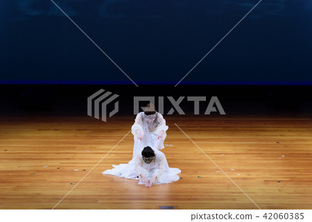 Women dancing dancing 42060385