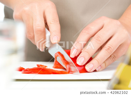 Cook is chopping bell pepper Cook is chopping bell pepper 42062102