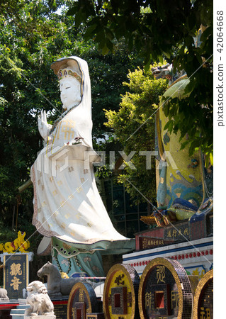 Hong Kong: Tin Temple 42064668