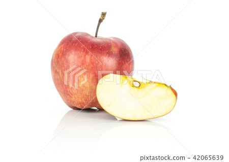 Fresh raw apple red delicious isolated on white 42065639