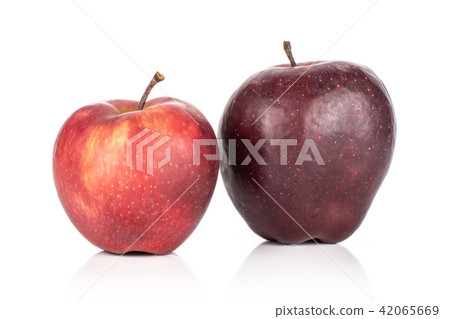 Fresh raw apple red delicious isolated on white 42065669