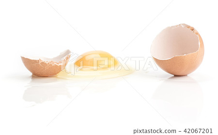 Fresh Chicken Egg isolated on white 42067201