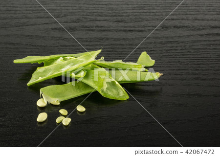 Fresh Flat Green Bean on black wood Fresh Flat Green Bean on black wood 42067472