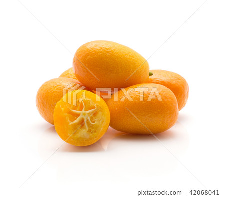 Fresh kumquat isolated on white 42068041