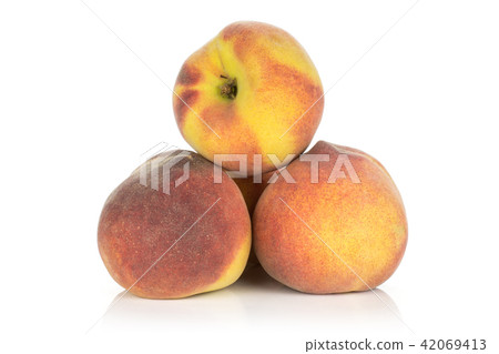 Fresh Raw yellow peach isolated on white 42069413