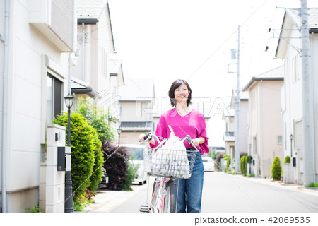自行車購物購物主婦 自行車購物購物主婦 42069535