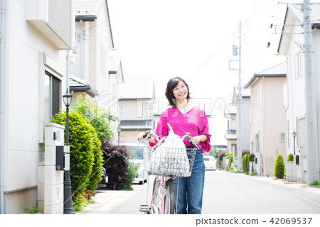 自行車購物購物主婦 自行車購物購物主婦 42069537