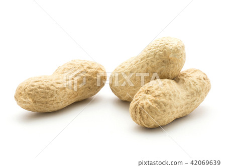 Raw peanut isolated on white 42069639