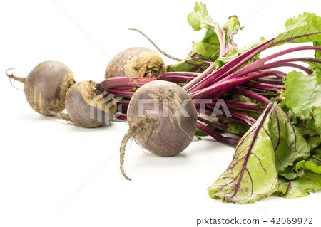 Fresh raw red beetroot isolated on white 42069972