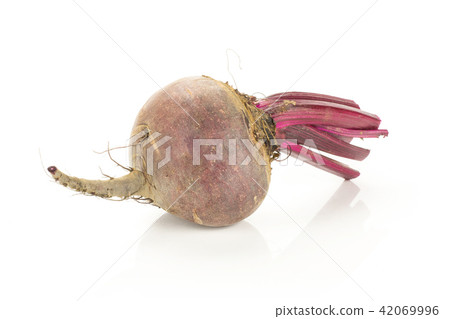 Fresh raw red beetroot isolated on white 42069996