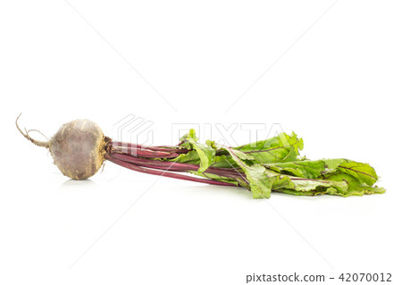 Fresh raw red beetroot isolated on white 42070012